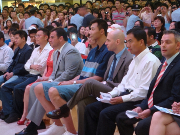 籃球明星易建聯護衛