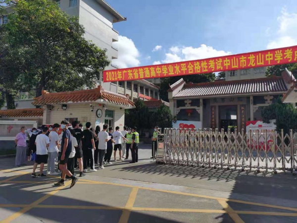 龍山中學學業水平考試考場執勤